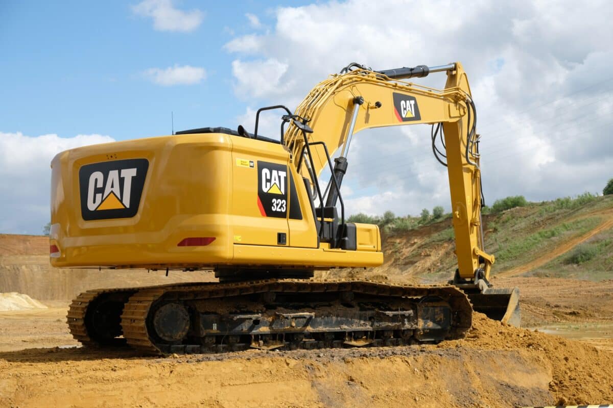 The CAT ET training course provides essential knowledge for using the CAT Electronic Technician software. This training helps technicians and operators to effectively troubleshoot and maintain Caterpillar machines. With varied levels of training available, participants can choose from free resources to advanced courses. Different modalities, including online, in-person, and field training, cater to various learning preferences.